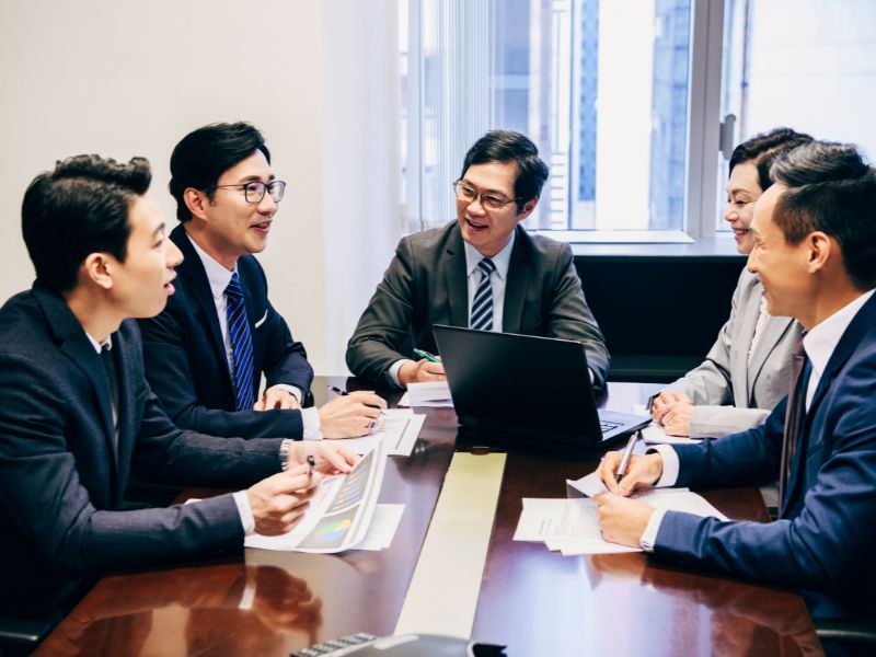 Mức lương khá hấp dẫn, ổn định và có cơ hội làm việc quốc tế 