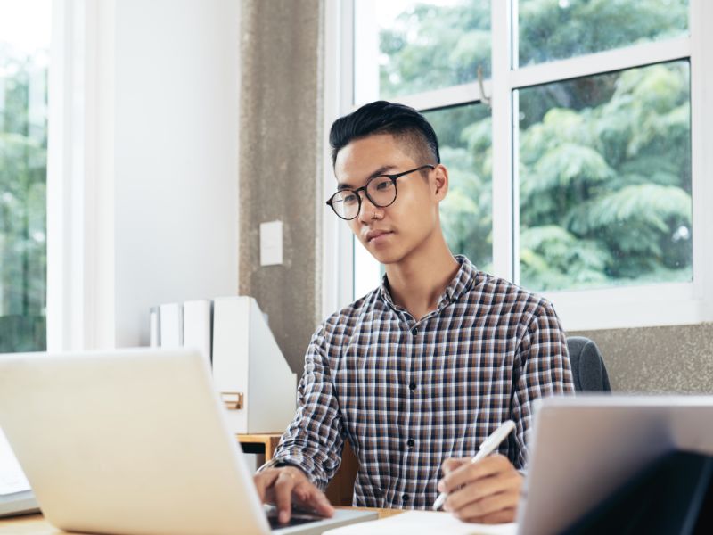 Học CNTT từ xa phù hợp với những người có khả năng tự học tốt, bận rộn với công việc, ở xa trung tâm nên không thể theo học chính quy
