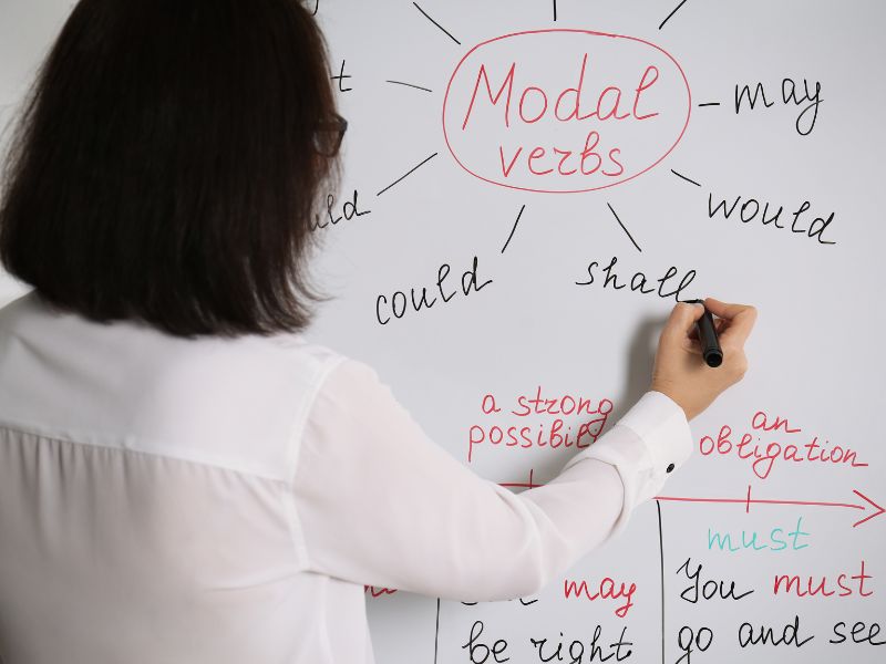 Tại sao không nên học ngành Ngôn ngữ Anh? Quá trình học tập áp lực, đầy thách thức và khó khăn trong suốt hành trình tri thức